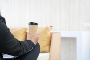 mains de personnes tenant des tasses de café. photo