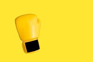 fond isolé de gants de boxe jaunes. photo