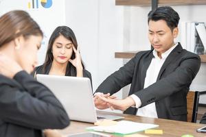 membres de l'équipe commerciale dormant sur un bureau et des chaises. une équipe commerciale est fatiguée d'une longue réunion. photo