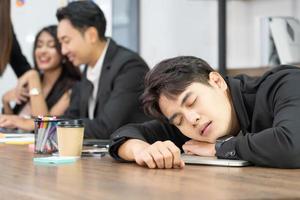 homme d'affaires abattre sur le bureau. surcharge de travail ou détérioration de la santé ou échec des affaires tendance à la baisse. dormir sur le bureau au travail. photo