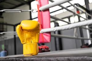 gants de boxe jaunes dans la salle de fitness. photo