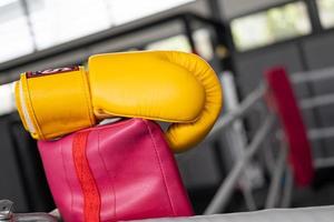 gants de boxe jaunes dans la salle de fitness. photo