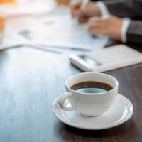 groupe de gens d'affaires professionnels travaillant ensemble pour analyser au bureau, travailler ensemble pour discuter du rapport de statistiques financières de l'entreprise, réfléchir à des idées et tracer des documents de référence sur la table. photo