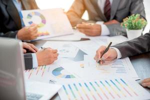 groupe de gens d'affaires professionnels travaillant ensemble pour analyser au bureau, travailler ensemble pour discuter du rapport de statistiques financières de l'entreprise, réfléchir à des idées et tracer des documents de référence sur la table. photo