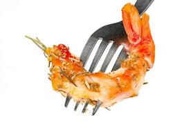 crevettes décortiquées rôties et origan et sauce tomate avec fourchette isolé sur fond blanc, crevettes grillées photo