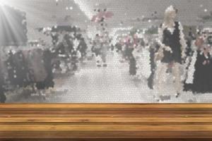 table en bois avec arrière-plan flou de vitraux de centre commercial photo
