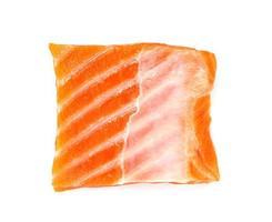 Morceau de filet de saumon frais en tranches isolé sur fond blanc photo