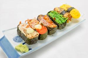 ensemble de sushis sur fond, fruits de mer japonais photo