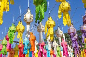 lanterne en papier colorée dans la province de nan, en thaïlande. photo