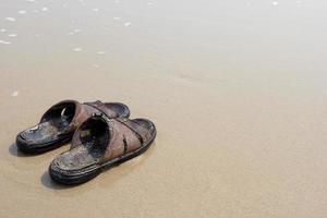 vieilles sandales sur la plage photo