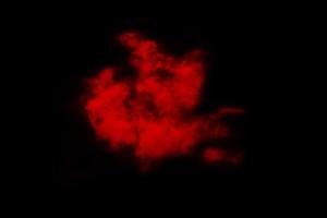 fumée texturée, rouge abstrait, isolé sur fond noir photo