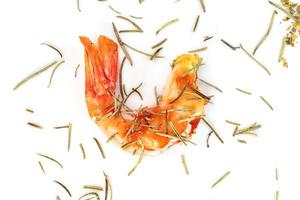 crevettes décortiquées rôties au romarin sec isolé sur fond blanc, crevettes grillées photo