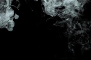 Poudre abstraite ou fumée isolée sur fond noir photo