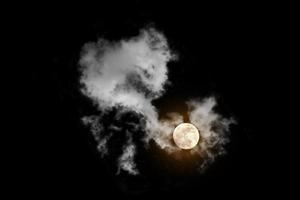 lune avec nuage texturé, noir abstrait, isolé sur fond noir photo