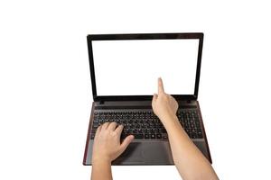 main de la personne avec l'index pointant vers l'écran de l'ordinateur portable isolé sur fond blanc, chemin de détourage photo