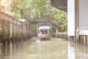 Canal dans la campagne avec fond flou de bateau d'illustration, résumé flou photo