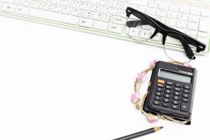 crayon et clavier et calculatrice, concept d'entreprise photo