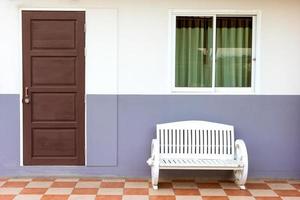 banc blanc avec fenêtre et porte photo