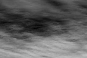 nuage texturé, noir abstrait, isolé sur fond noir photo