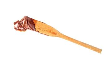 Pâte à tartiner au chocolat avec spatule en bois isolé sur fond blanc photo