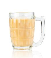 yaourt à boire saveur de fruits et légumes mélangés dans le verre isolé sur fond blanc, inclure un tracé de détourage photo