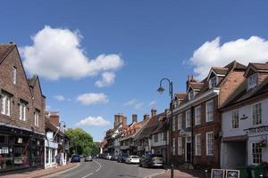 East grinstead, west sussex, royaume-uni - 1er juillet. vue sur la rue principale à east grinstead le 1er juillet 2022. deux personnes non identifiées photo