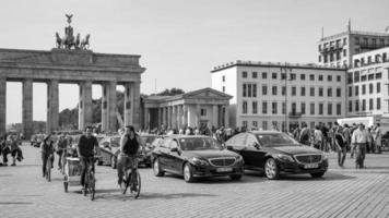 Berlin, Allemagne, 2014. Les gens à vélo près de la porte de Brandebourg à Berlin photo