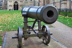 Ely, Cambridgeshire, Royaume-Uni - 22 novembre. Cannon à l'extérieur de la cathédrale d'Ely à Ely le 22 novembre 2012. Trois personnes non identifiées photo