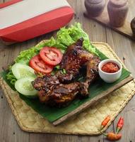 délicieux poulet cuit au four croustillant fraîchement cuit est appétissant servi sur un plat en bois