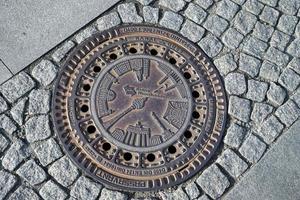 Berlin Allemagne, 2014. couvercle de trou d'eau complexes dans une rue de Berlin photo