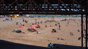 Brighton, East Sussex, Royaume-Uni - 5 août 2022. vue sur la plage de Brighton le 5 août 2022. personnes non identifiées photo