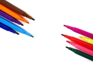 stylos colorés magiques sur fond blanc. espace libre pour le texte photo