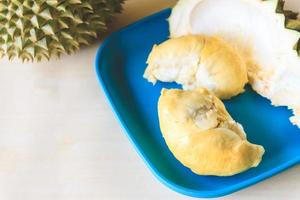 roi des fruits, durian sur plaque bleue. photo