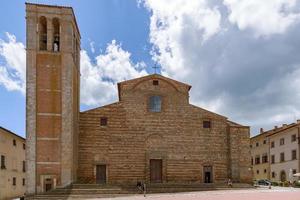 montepulciano, toscane, italie - 17 mai. cathédrale de l'assomption à montepulciano italie, toscane le 17 mai 2013. personnes non identifiées photo