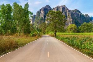 beau paysage avec route, montagnes et ciel bleu. notion de voyage photo