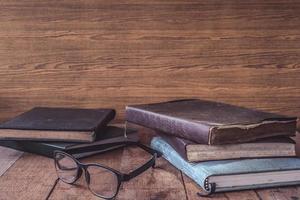 vieux livres avec des lunettes sur une table en bois. espace libre pour le texte photo