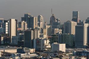 paysage urbain et bâtiment de bangkok pendant la journée, bangkok est la capitale de la thaïlande et est une destination touristique populaire. photo