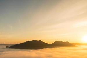 soleil sur la brume matinale à phu thok, loei, thaïlande. photo