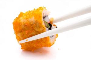 sushi, cuisine japonaise, rouleau de californie avec des baguettes sur fond blanc.
