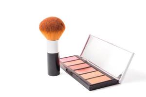 pinceau de maquillage et palette sur fond blanc. photo