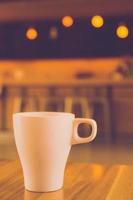 tasse de café sur la table au café. ton vintage photo