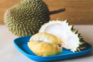 roi des fruits, durian sur plaque bleue. photo