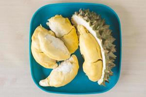 roi des fruits, vue de dessus du durian sur plaque bleue. photo