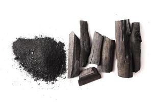 charbon de bois et poudre sur fond blanc. photo