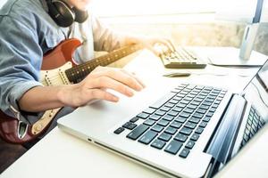 musicien professionnel enregistrant de la guitare électrique dans un studio numérique à la maison, concept de technologie de production musicale photo