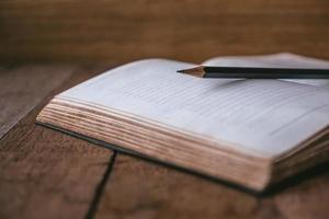 cahier vierge avec un crayon sur une table en bois. mise au point sélective photo