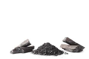 charbon de bois et charbon actif en poudre sur fond blanc. espace libre pour le texte photo