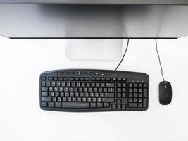 vue de dessus de l'ordinateur de bureau avec clavier et souris sur fond blanc. photo