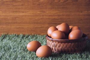 oeufs dans un panier en bois sur l'herbe verte. espace libre pour le texte photo