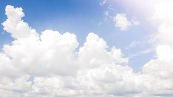 beaux nuages avec ciel bleu et lumière du soleil. photo